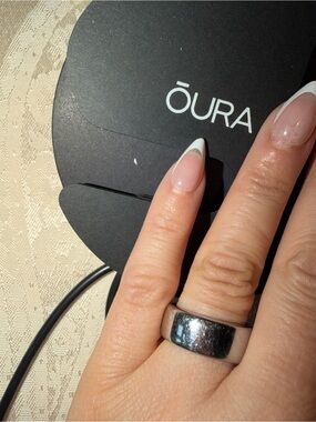 ŌURA Silver Ring-SIZE 6 (with original charger/box)
